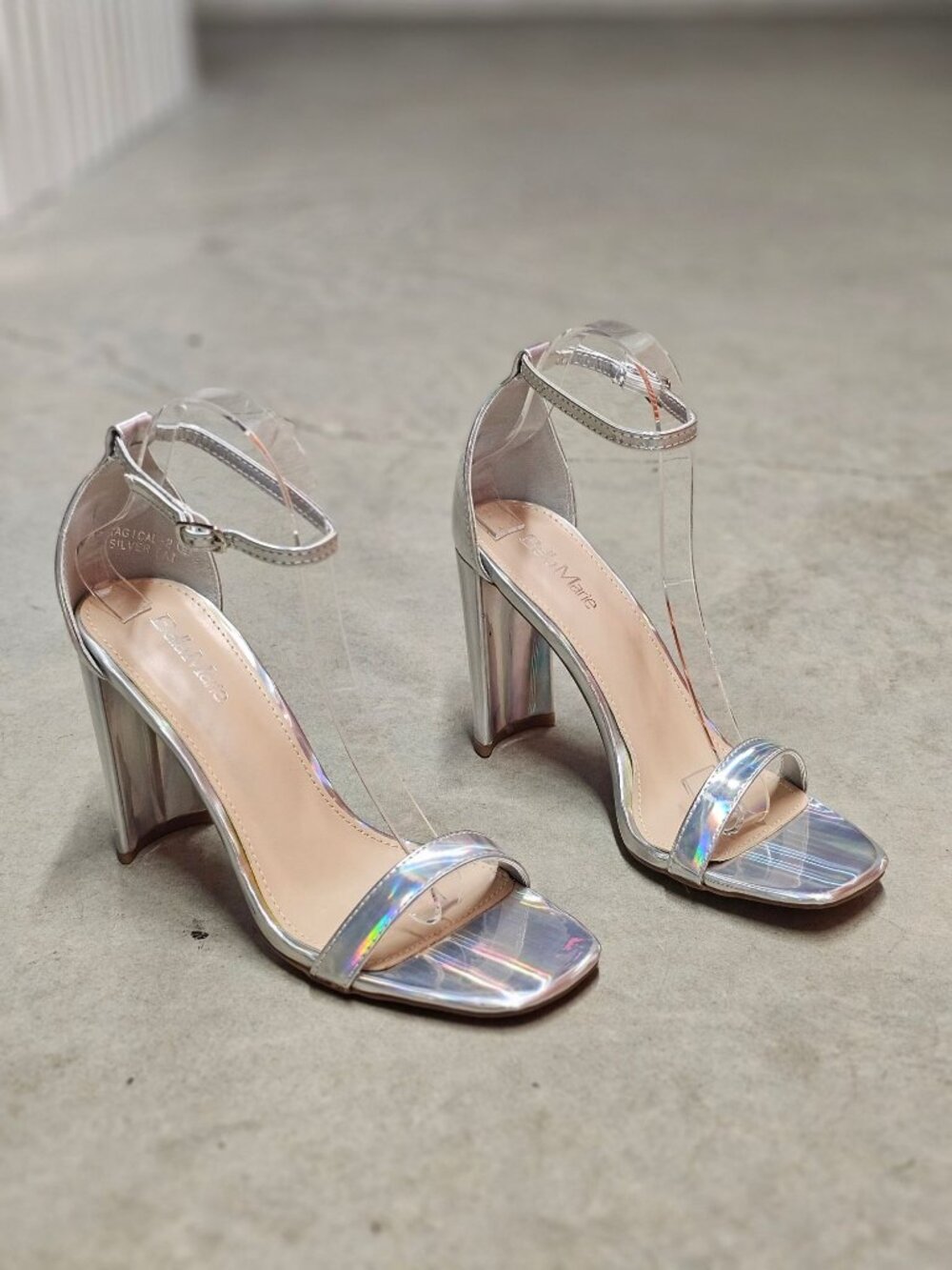 Holographic Silver Block Heel Sandals With Adjustable Ankle Strap And Open Toe D